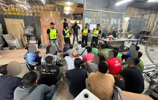 警方在行动中救出32名非法外劳。