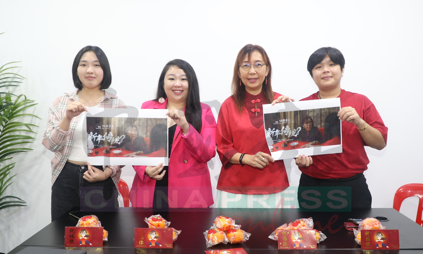 郭素沁(左3)2025年贺岁微电影,继续走温情路线。左起郭恩琦、沈芳慧、吴泓进。