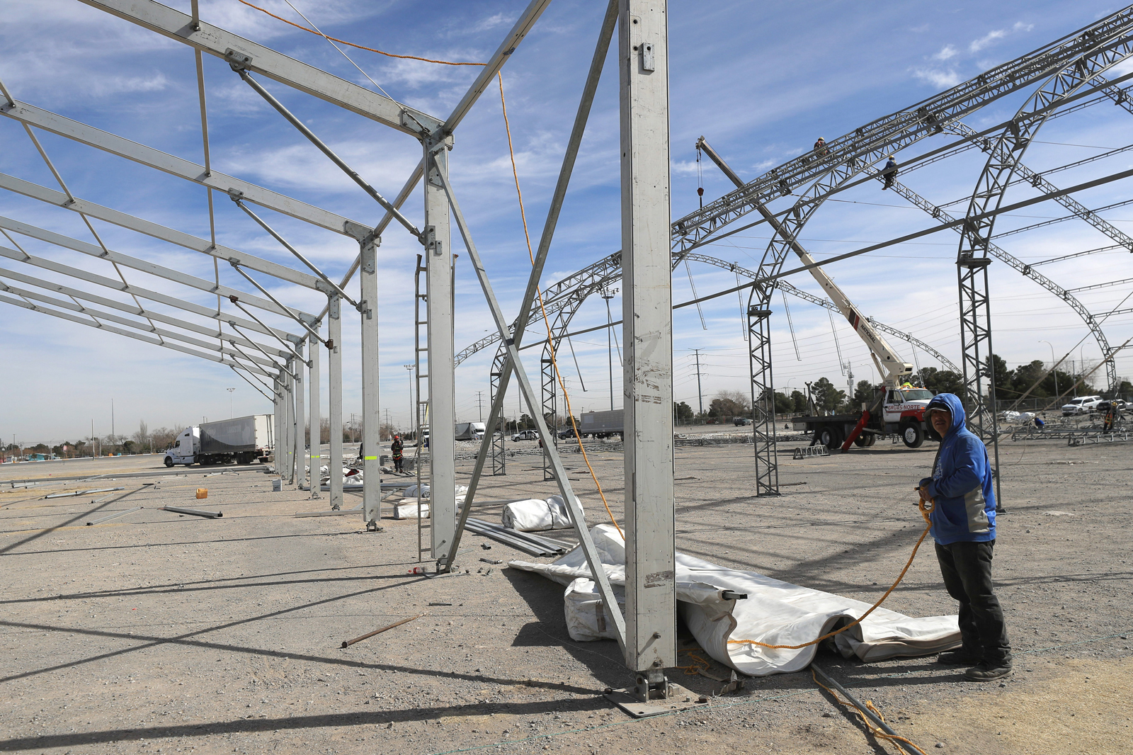 在墨西哥华雷斯城，工人正在搭建帐篷。（欧新社）