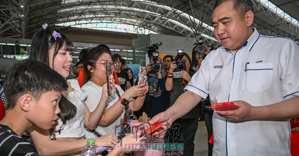 陆兆福(右)将红包赠送给小孩。