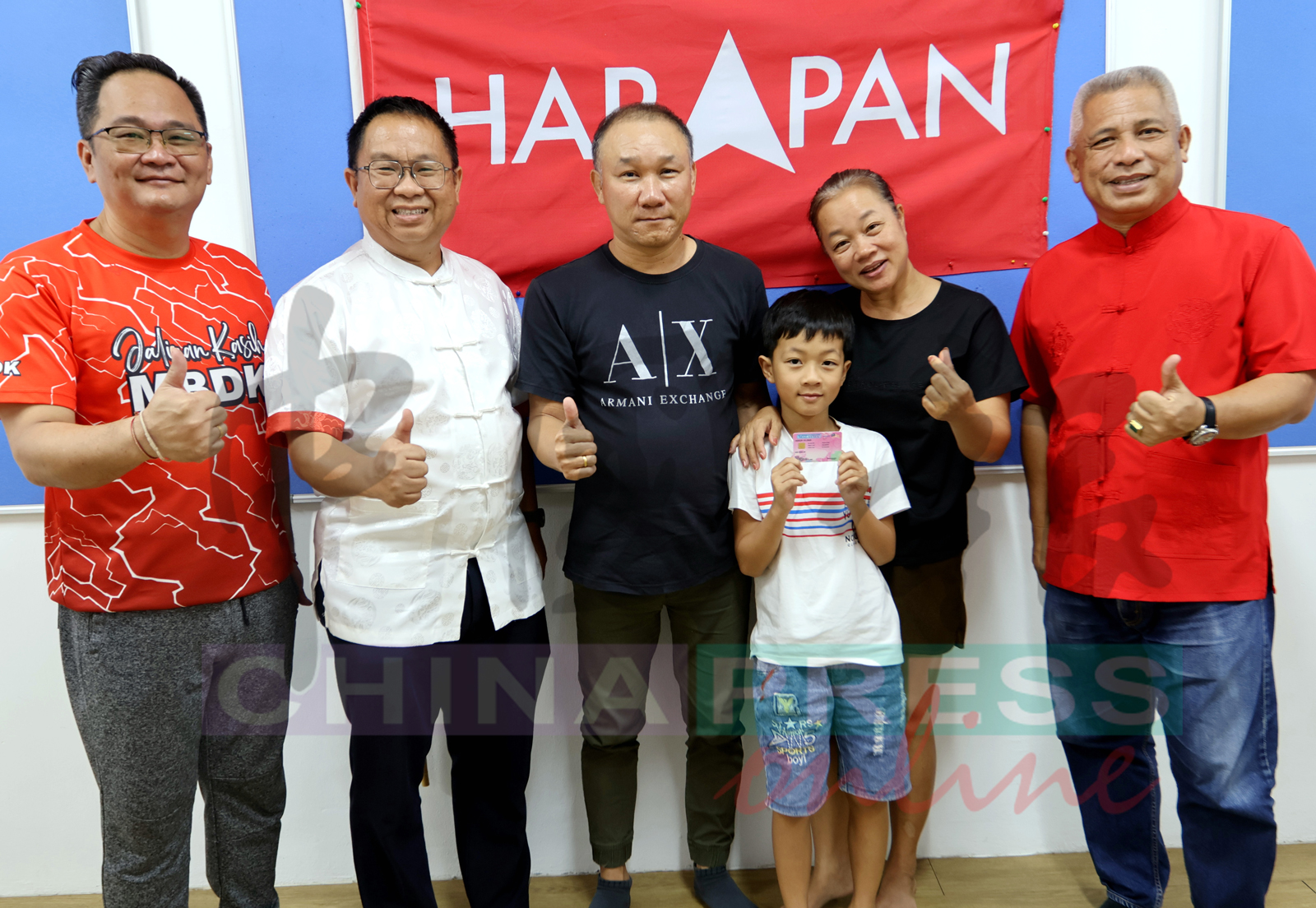 颜升国（左3）感谢梁德志（左2）协助明杰（右3）获得公民权；左起为洪建华、黄蝶双及柯金胜。