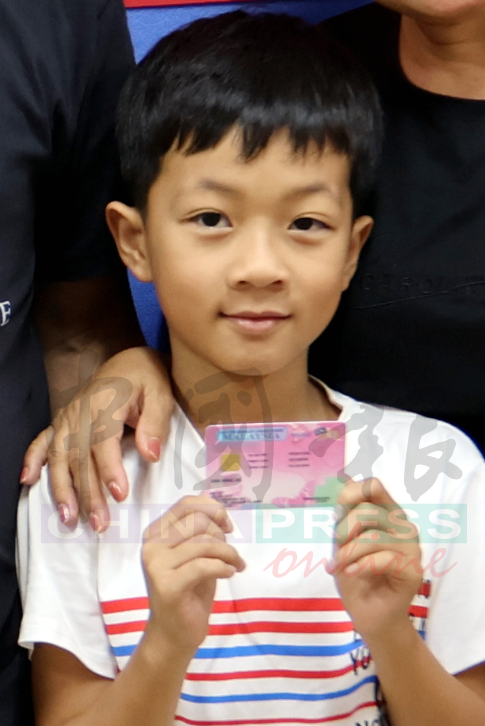 颜明杰展示其苦等8年的儿童大马卡。