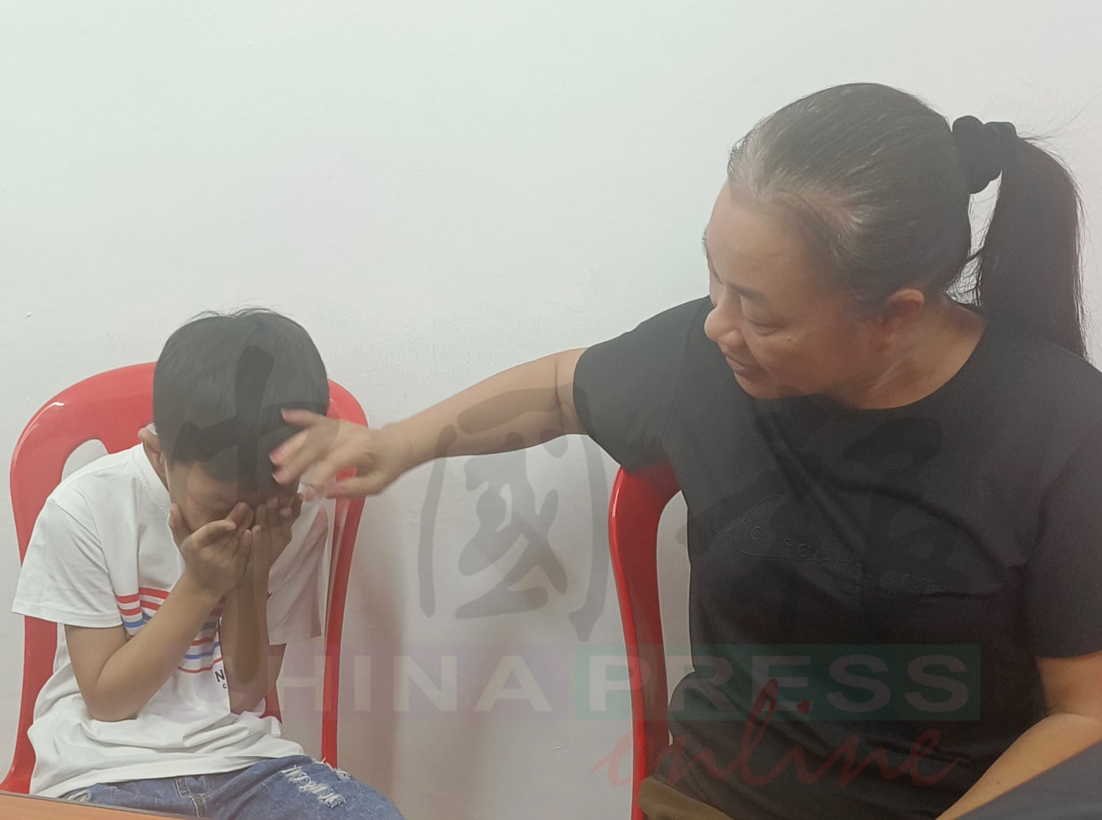 难掩心中的喜悦！当被问到获得公民权的感受，明杰随即以手遮脸，现场大家都感受到其快乐。