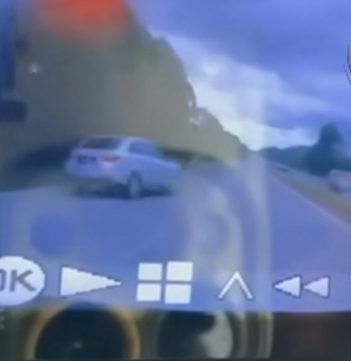 肇祸司机车速非常快,期间突然失控冲向分界堤。