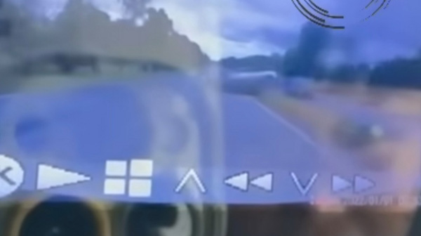 肇祸轿车撞上分界堤后,因为强烈的冲击力,在空中转了2圈。