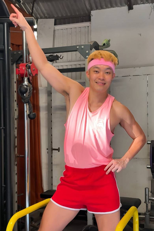 胡子彤笑爆因穿红色短裤常在片场被其他人撩!