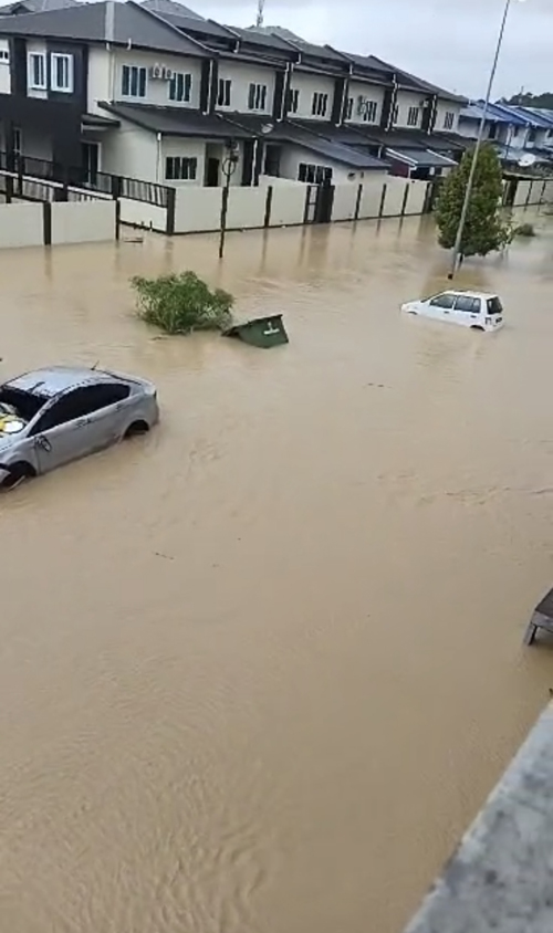 砂拉越美里下大雨爆发水灾，大批轿车来不及驾走，被泡在水里。