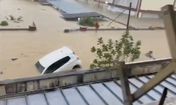 砂拉越美里下大雨爆发水灾，大批轿车来不及驾走，被泡在水里。