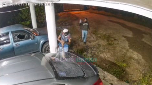 两名恶徒在大年初三清晨闯入居銮甘榜登雅一户民宅,砸破两辆车的车窗。