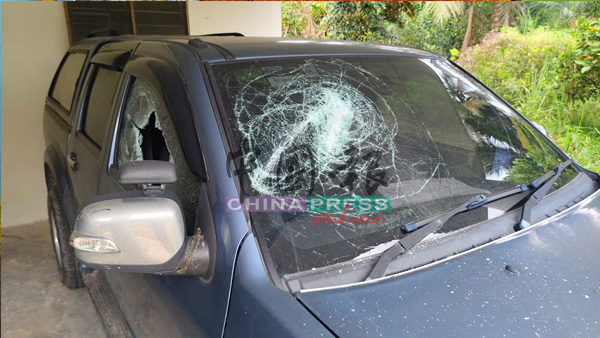 事主家一辆四轮驱动车的挡风玻璃被砸破。
