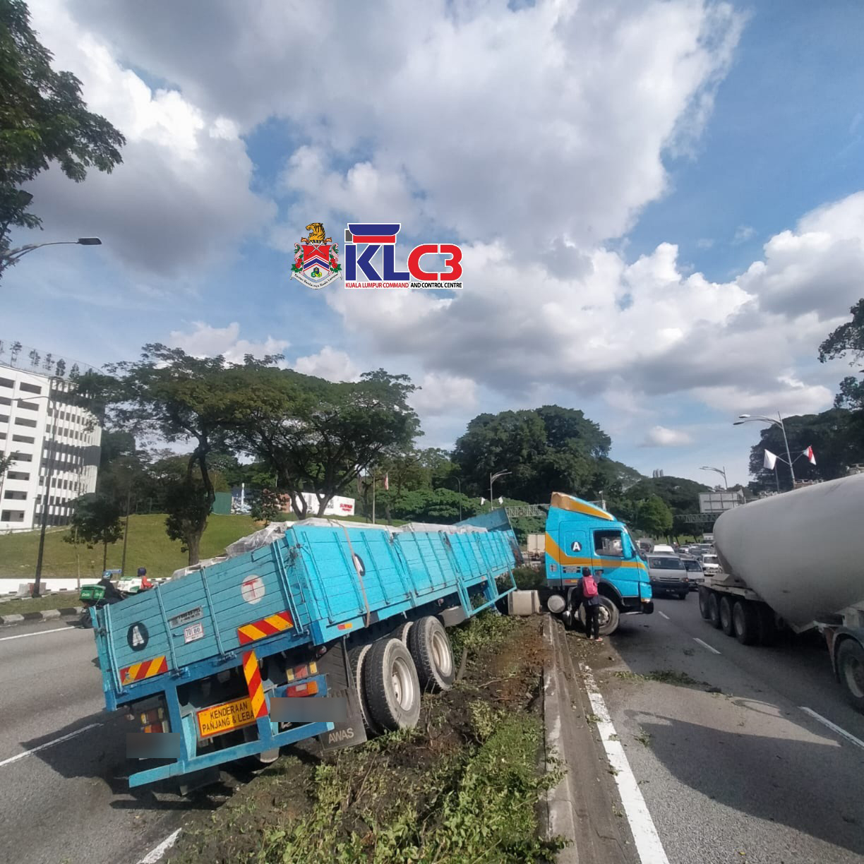 罗厘的车头45度“弯折”，卡在对面车道上，造成交通严重受阻。