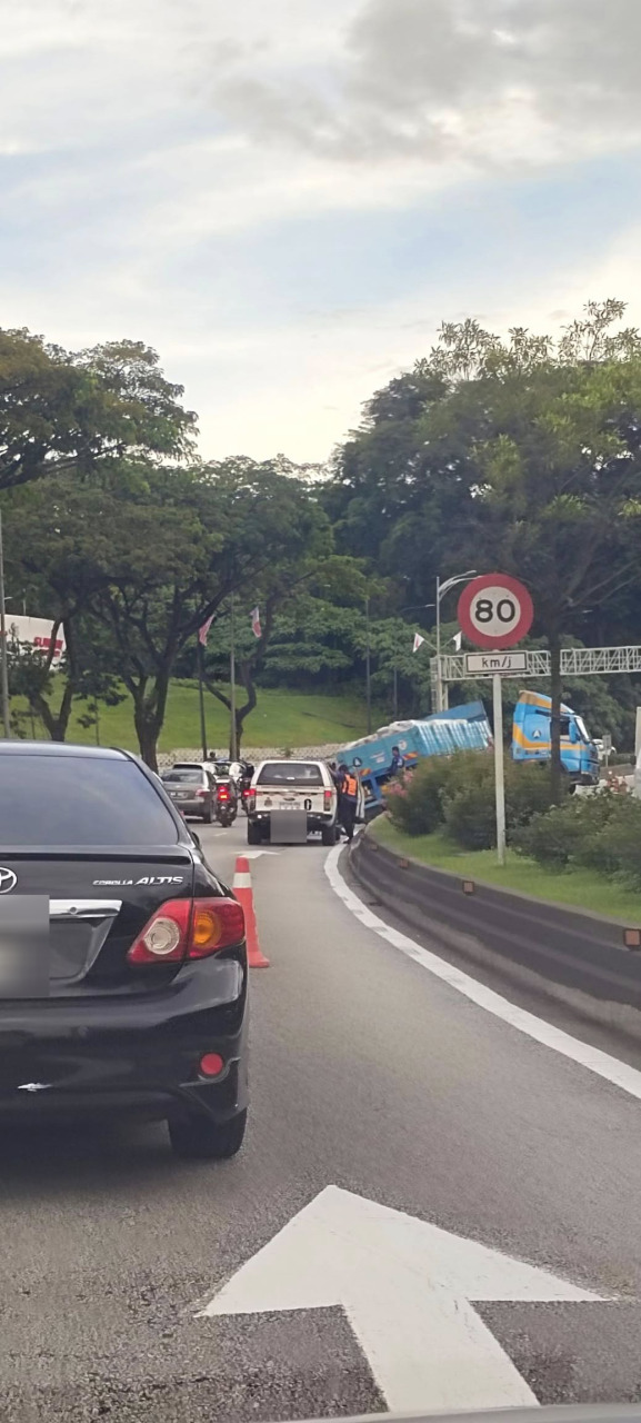 拖格罗厘冲上安全岛 隆皇宫路大塞车