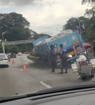 拖格罗厘冲上安全岛 隆皇宫路大塞车