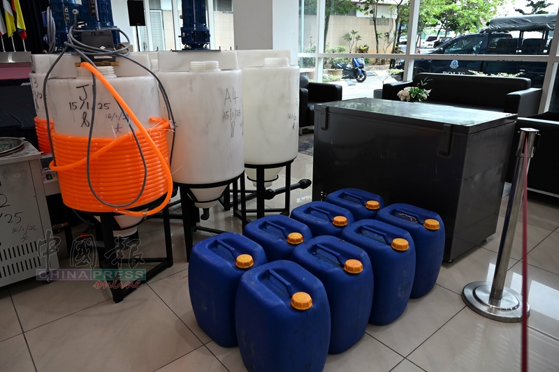 警方从炼毒室起获各种炼毒原料和工具，包括一个冷冻冰箱。
