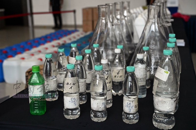 警方从炼毒室起获各种炼毒原料和工具，包括一个冷冻冰箱。
