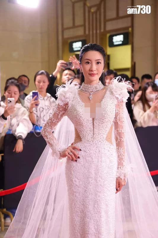 林夏薇以白色冰雪女王打扮，非常抢镜。
