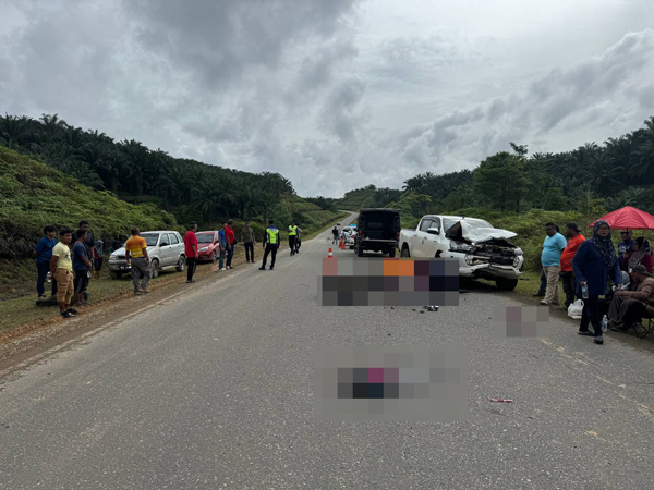 摩哆骑士撞上货车后，当场毙命。