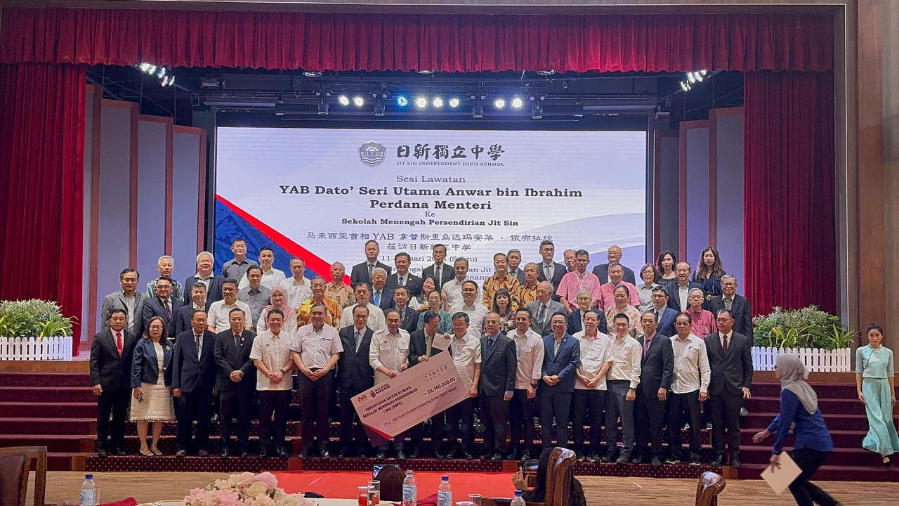 首相亲自移交2016万“大红包”  日新独中另加100万