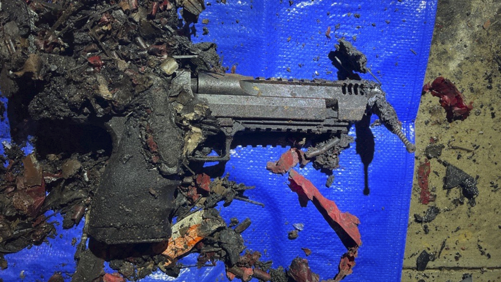 车内发现半自动手枪。（美联社）