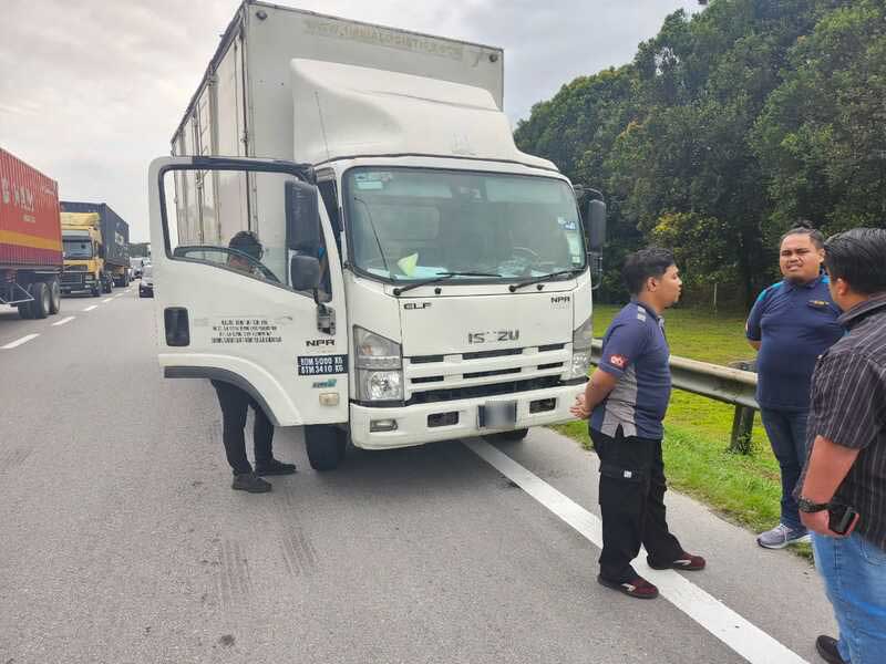 反贪会在行动中扣押涉案罗厘。
