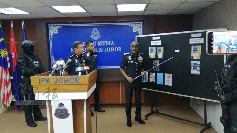 M.古马（右）向媒体说明警方展开逮捕行动的过程。