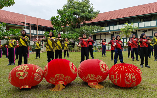 大红灯笼成为拍摄MV的道具。