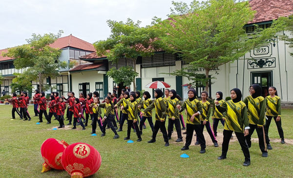 学生们在古色古香的校园内拍摄。
