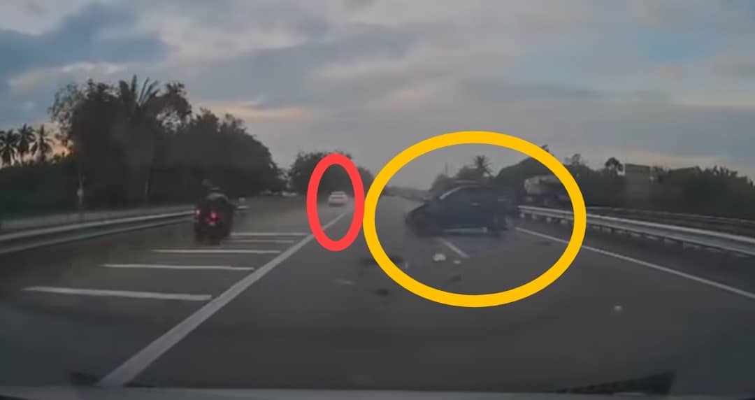 黑色Axia（黄圈处）被撞后，失控撞及路中分界堤，转了至少3圈始停下；白色马自达（红圈处）则扬长而去。（视频截图）