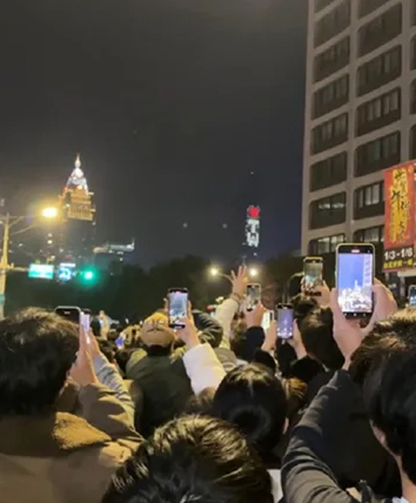 数百人等无101烟花 下秒才知看错楼 全网爆笑