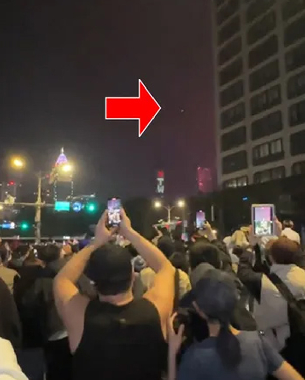 数百人等无101烟花 下秒才知看错楼 全网爆笑