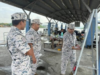莫哈末苏菲安(中)聆听下属的搜救进度汇报。