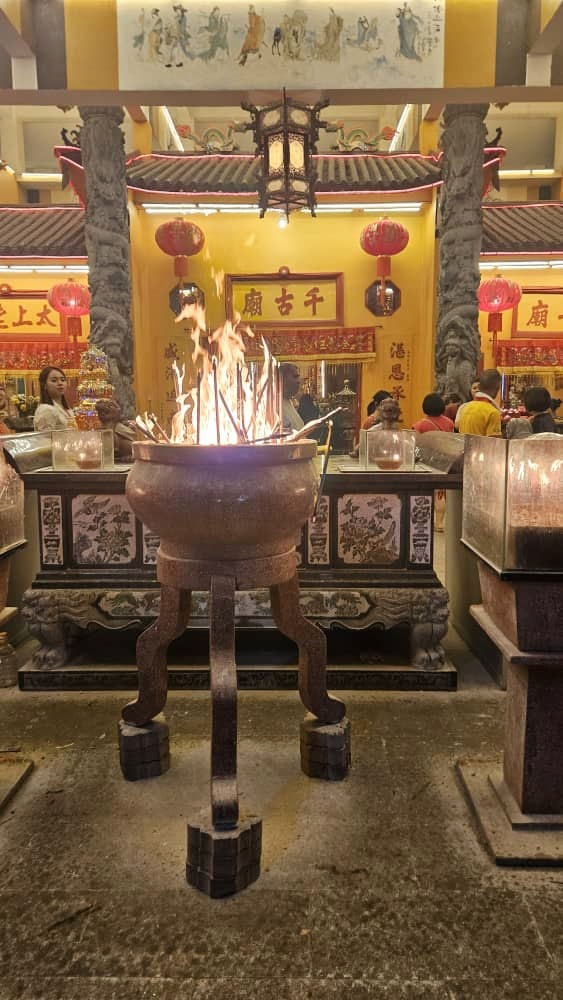 亚沙仙四师爷千古庙过去的3天连续在晚上8时出现“旺炉”,让一些善信产生灵感,以3和8的数字组成3838号码购买万字。