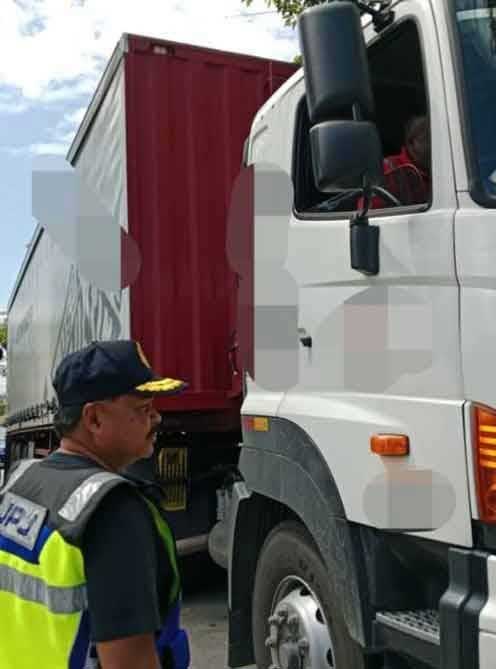 阿末卡玛鲁扎曼检查罗厘轮胎是否符合规格。