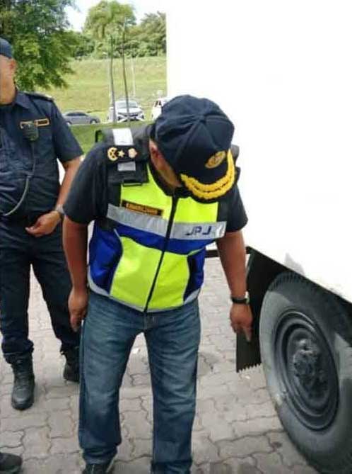 阿末卡玛鲁扎曼检查罗厘轮胎是否符合规格。