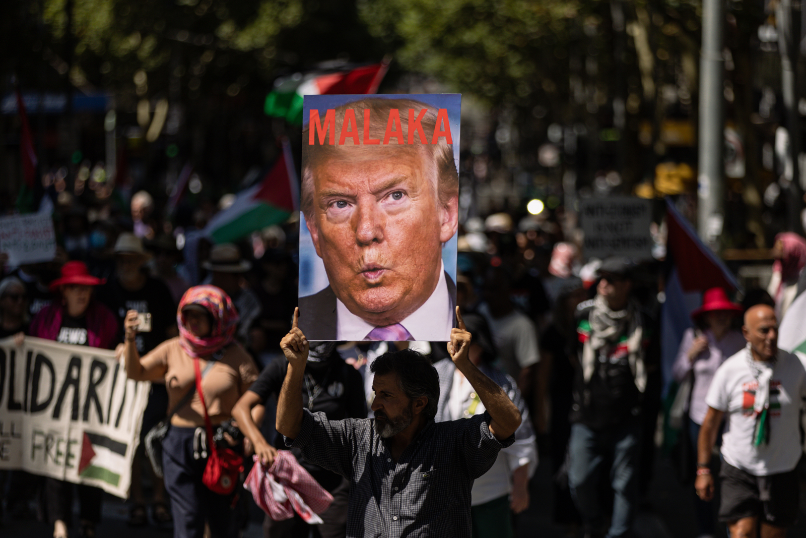 大批民众在澳洲墨尔本游行，指特朗普驱逐加萨居民是种族灭绝。