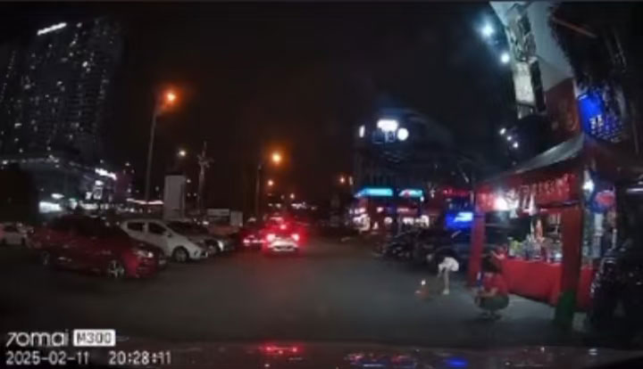 有行车摄录仪画面显示，事发前2名孩童蹲在烟花摊位前燃放烟花，怀疑是因此酿祸。