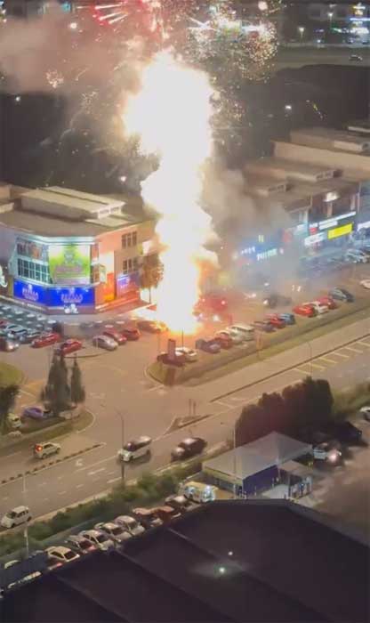 炸到乱！蕉赖烟花摊 爆炸 殃及3车2摩哆 无伤亡｜附音頻