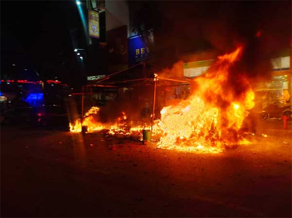 烟花摊位爆炸，火势非常猛烈。