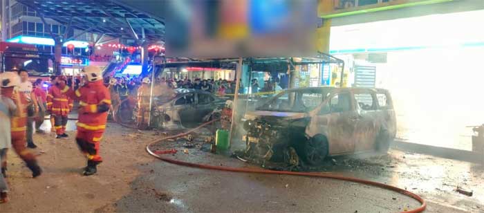 其中一辆休旅车已被大火烧毁，形同废铁。