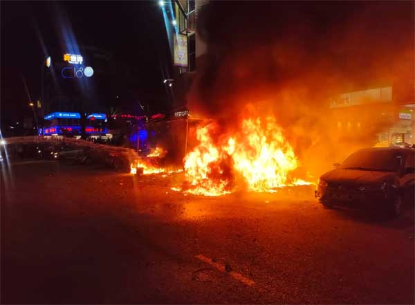 烟花摊位爆炸，火势非常猛烈。