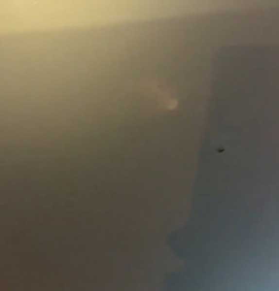 火势扑灭后，车主检查车子时，发现到处都是烟火留下的烧焦痕迹。