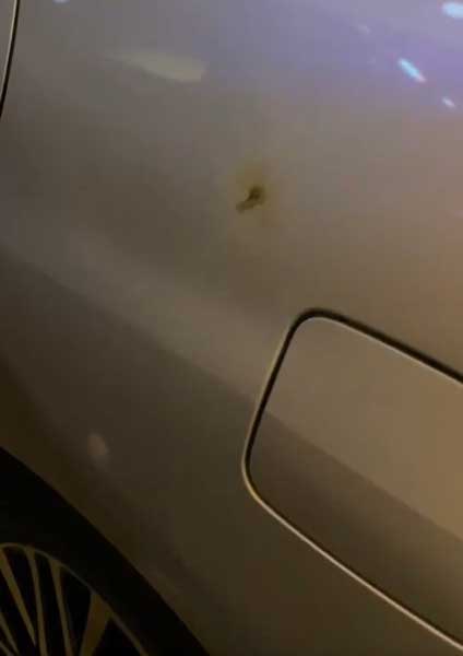 其中一枚烟花直接在她的车底炸穿。