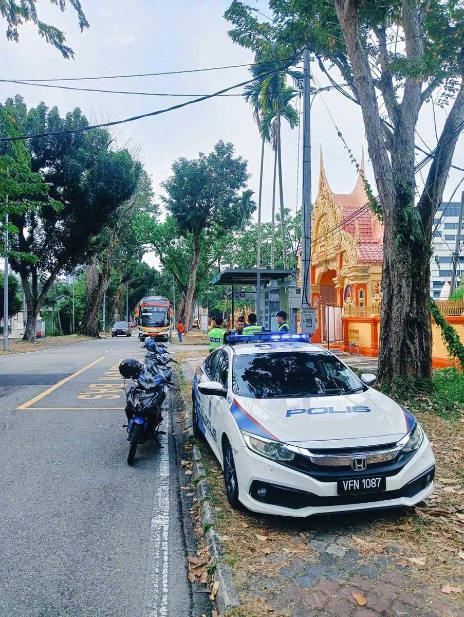 警方接到弃婴投报后，也赶到现场进行调查。