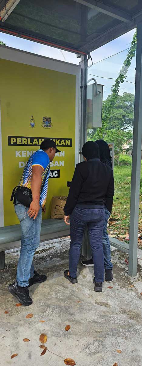 3名警员也在现场拍摄婴儿照片。