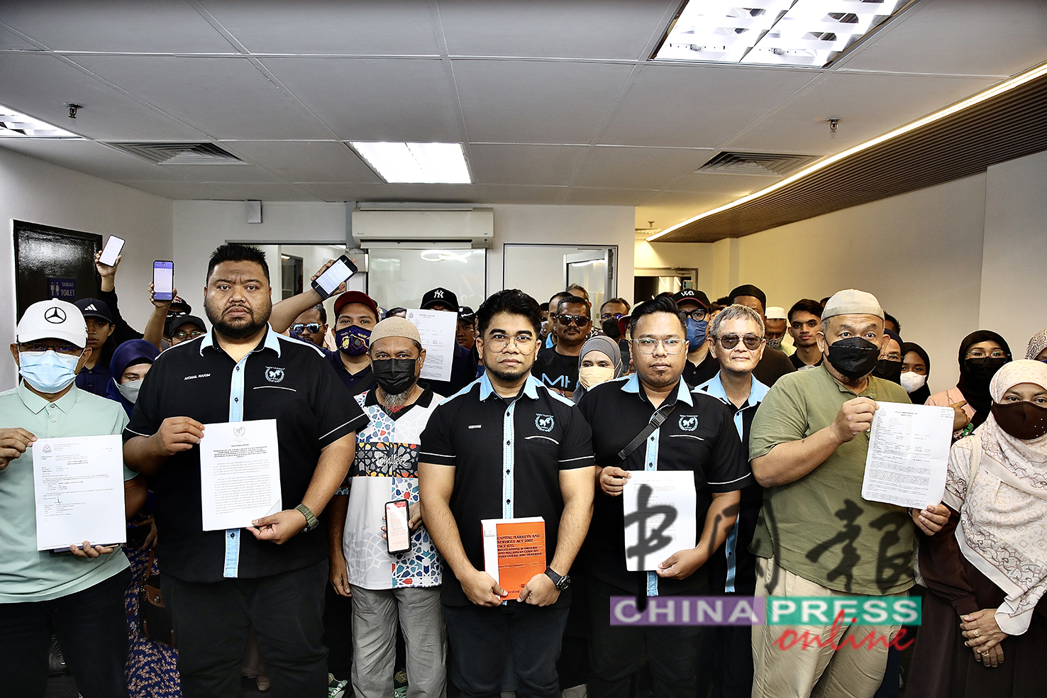 约20名怀疑在首发股前期融资事件中，受骗的投资人出席记者会。