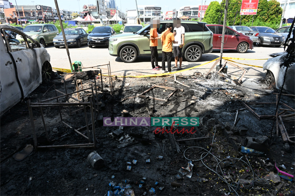 3辆已被烧得近乎报废的轿车仍停在现场，燃炸后的爆竹残骸、塑料和纸皮碎片在摊位帐篷里堆积成山。