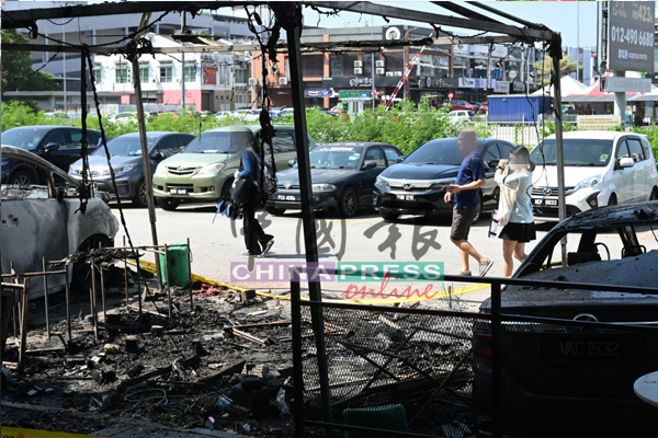 独家-烟花摊爆炸｜烟花摊满目疮痍 3车变废铁 摩哆剩残骸｜附音频