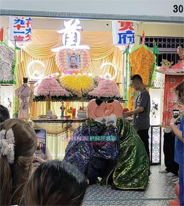 两名“哭娃”互拥而泣，让不少家属见状伤心落泪。
