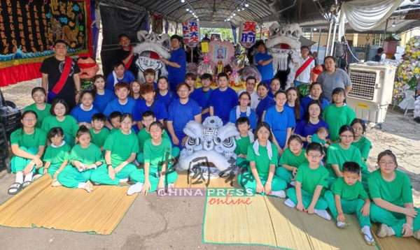 黄府全体孙辈在灵前与“哭娃”及“孝狮”合影。