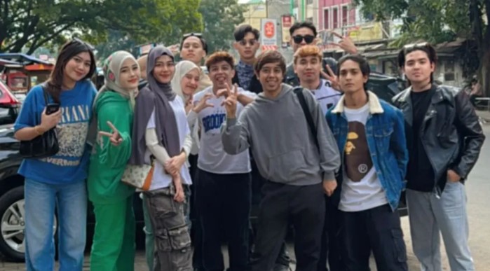 艾卡（左）失踪前与朋友的合照。